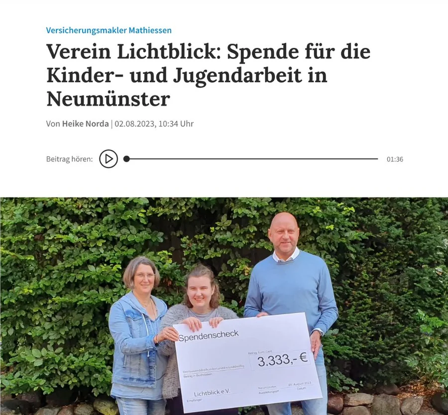 Bernd Mathiessen übergibt einen Spendenscheck an den Verein Lichtblick in Neumünster